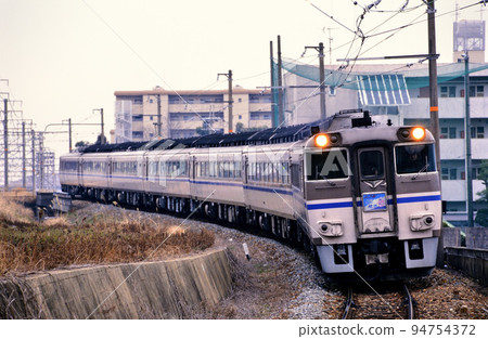 2000 系列 Kiha 181 線軸在側線運行 94754372