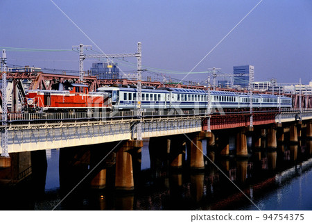 運行在東海道本線的 2000 DD51821 Euroliner 運行在東海道本線的 2000 DD51821 Euroliner 94754375