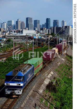 北方貨運專線EF210-106集裝箱貨運列車 北方貨運專線EF210-106集裝箱貨運列車 94754381