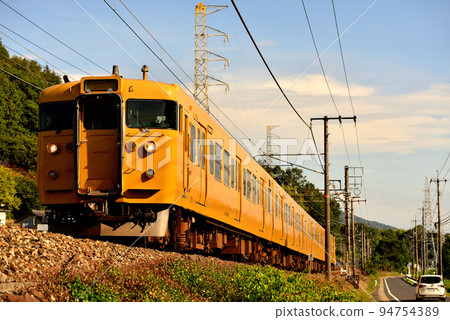 4 115 系列普通列車在白美線運行 94754389