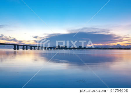 [Lake Biwa (dawn)] Imkatata, Otsu City, Shiga Prefecture 94754608