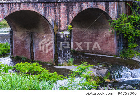 Fresh green scenery of Katsura River and aqueduct 2022 94755006