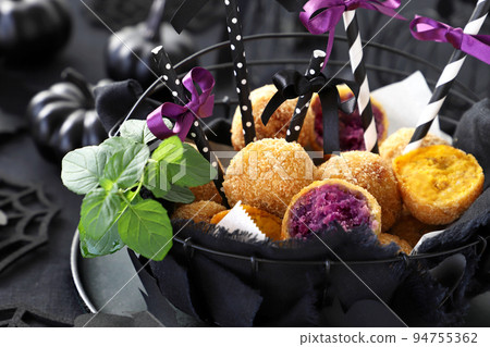 萬聖節南瓜和紫薯炸丸子圓形炸丸子丸子丸子 94755362