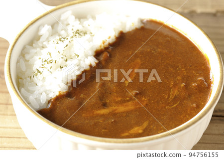Cheese curry rice served on a heat-resistant dish 94756155