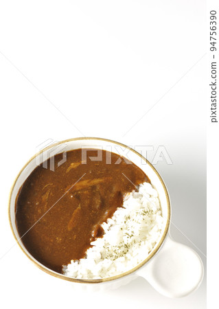 在白色背景的耐熱板上俯瞰奶酪咖哩飯 94756390