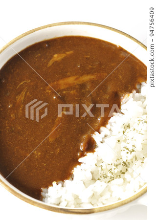 在白色背景的耐熱板上俯瞰奶酪咖哩飯 在白色背景的耐熱板上俯瞰奶酪咖哩飯 94756409