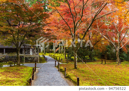 Autumn in Ohara, Kyoto Sanzen-in Temple Yuseien with autumn leaves 94756522