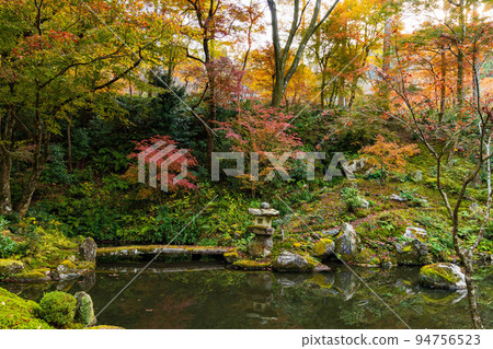 Autumn in Ohara, Kyoto Sanzen-in Temple Yuseien with autumn leaves 94756523