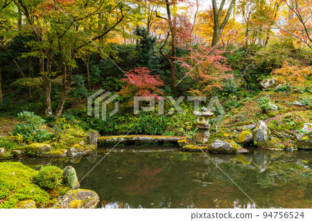 Autumn in Ohara, Kyoto Sanzen-in Temple Yuseien with autumn leaves 94756524