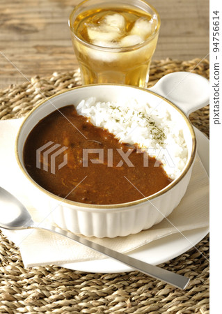 Cheese curry rice and tea on a heat-resistant plate 94756614