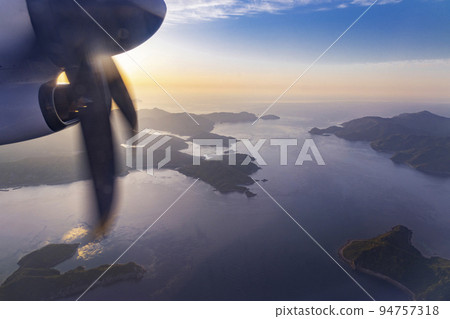 從福江島和久坂島地區俯瞰五島列島的風景 94757318
