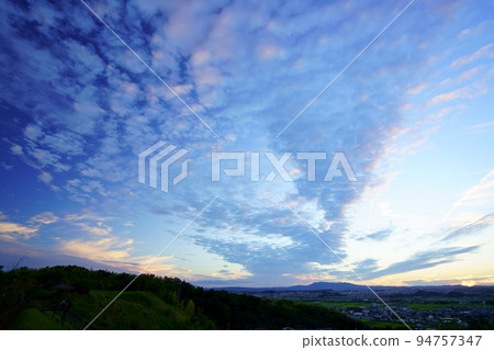 Autumn sunset, spreading scaly clouds, after sunset Autumn sunset, spreading scaly clouds, after sunset 94757347