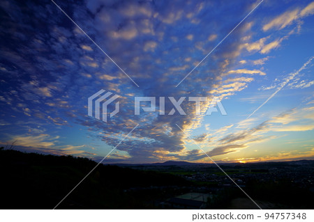 Autumn sunset, spreading scale clouds and contrails, after sunset Autumn sunset, spreading scale clouds and contrails, after sunset 94757348