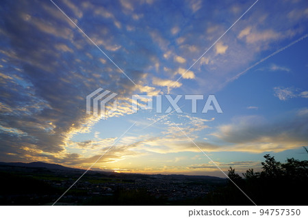 Autumn sunset, spreading scale clouds and contrails, after sunset Autumn sunset, spreading scale clouds and contrails, after sunset 94757350