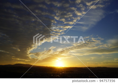 Autumn sunset/spreading scaly clouds/sunset Autumn sunset/spreading scaly clouds/sunset 94757356