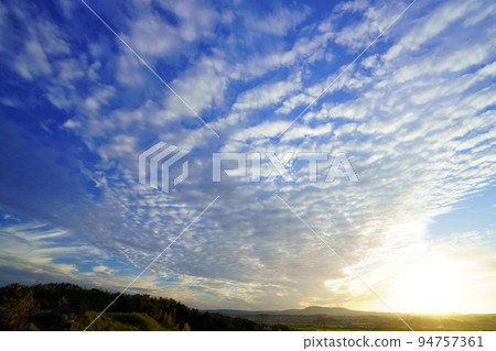 Autumn sunset/spreading scaly clouds/sunset Autumn sunset/spreading scaly clouds/sunset 94757361