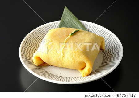 在黑色背景上拍張 chakin 壽司的照片,這是野兔日的款待 在黑色背景上拍張 chakin 壽司的照片,這是野兔日的款待 94757418
