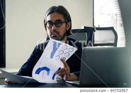 會議室的中間人 94758867