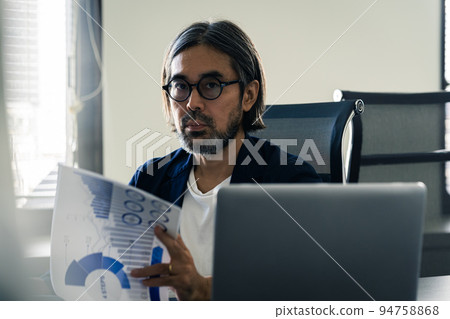 middle man in conference room middle man in conference room 94758868