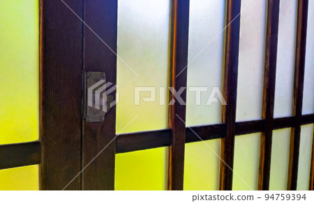 日式房屋的大門，磨砂玻璃的格子門 94759394