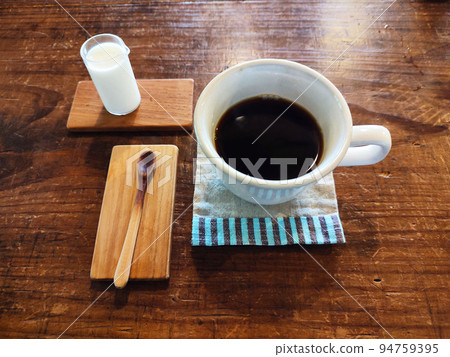 日本咖啡店，木桌上的咖啡具 94759395