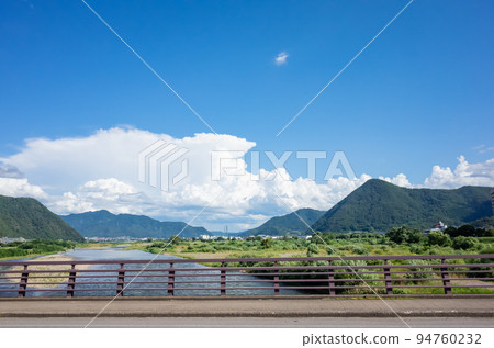 [日本]長野，從橋上看到的千曲川，夏天的藍天和雷雲的青山 94760232