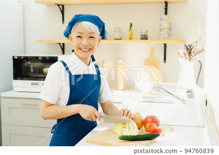 女管家在廚房做飯 94760839