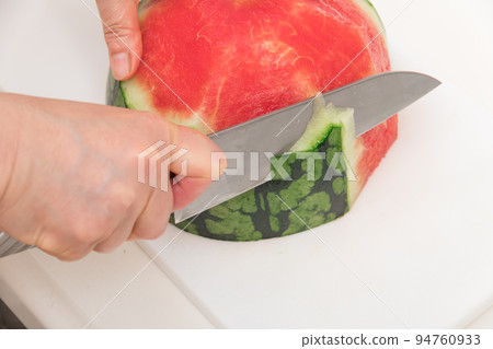 [Middle housewife makes cut watermelon] 94760933