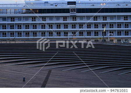 Osanbashi Ferry 94761081
