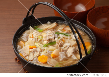 Pork miso soup cooked in hearth pot 94761332