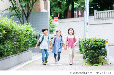 小學生手牽手走在人行道上 小學生手牽手走在人行道上 94761874