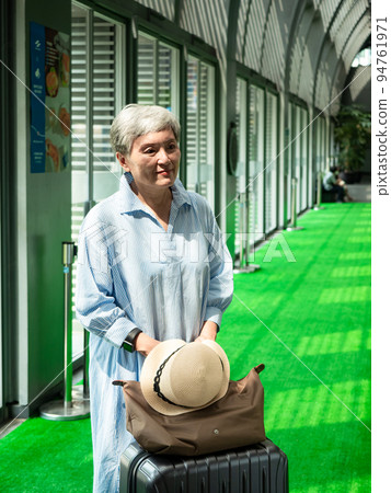 60 歲的成熟亞洲女性戴著帽子,等待旅行或旅遊探索概念。 60 歲的成熟亞洲女性戴著帽子,等待旅行或旅遊探索概念。 94761971