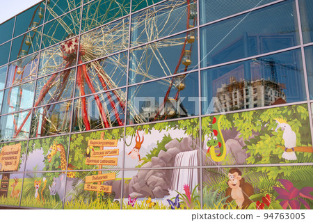 Round ferris wheel spins fast at colorful day 94763005