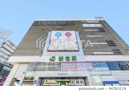 新宿區，東京 JR 新宿站（東口）在晴朗的天氣 94763219