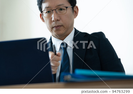 商人擔心看筆記本電腦 94763299