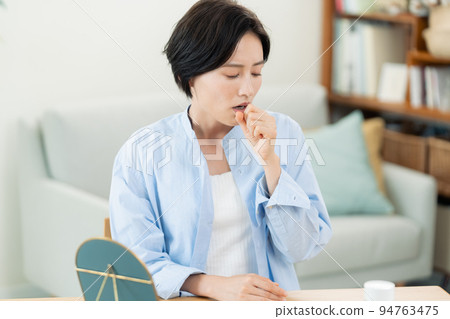 woman with bad throat 94763475