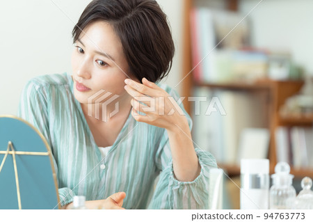 女性患有皮膚病 94763773