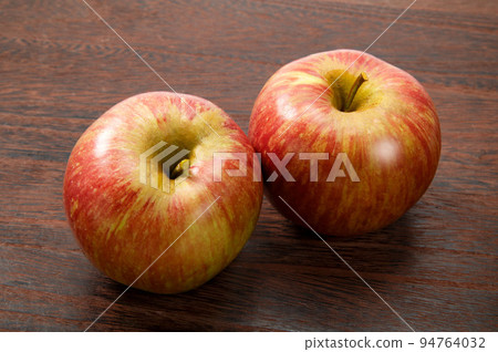 Red apples from Nagano Prefecture, Sun Tsugaru Red apples from Nagano Prefecture, Sun Tsugaru 94764032