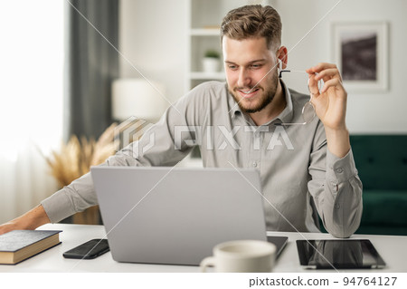 Happy young businessman 94764127