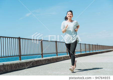 A woman who jogs 94764935