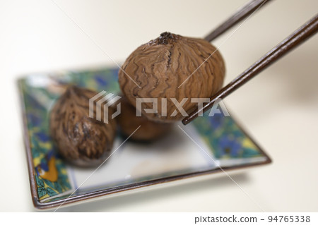 自製栗子在收斂劑中燉煮 自製栗子在收斂劑中燉煮 94765338