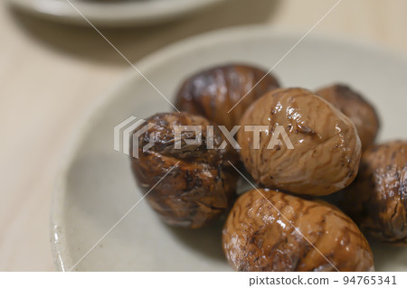 自製栗子在收斂劑中燉煮 自製栗子在收斂劑中燉煮 94765341