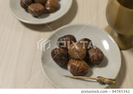 自製栗子在收斂劑中燉煮 自製栗子在收斂劑中燉煮 94765342