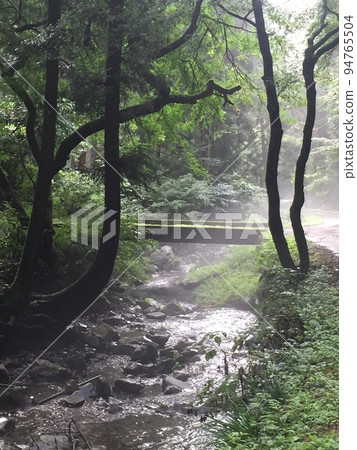 晨霧中的八王子市、小津川風景 晨霧中的八王子市、小津川風景 94765504