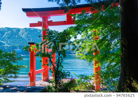 The torii of Hakone Shrine in summer full of spirit 94765625