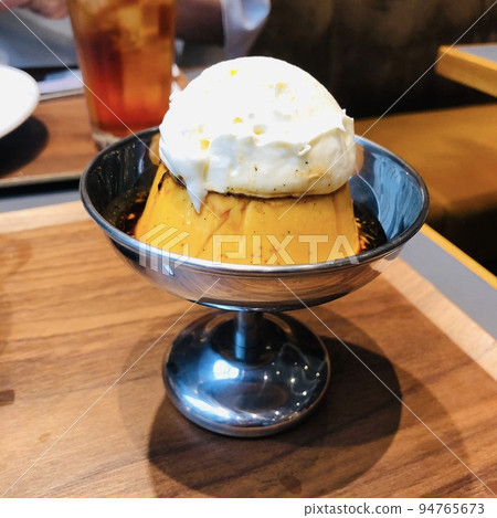 復古咖啡館裡的濃郁布丁 復古咖啡館裡的濃郁布丁 94765673
