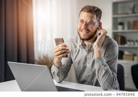 Student listening to online course 94765848