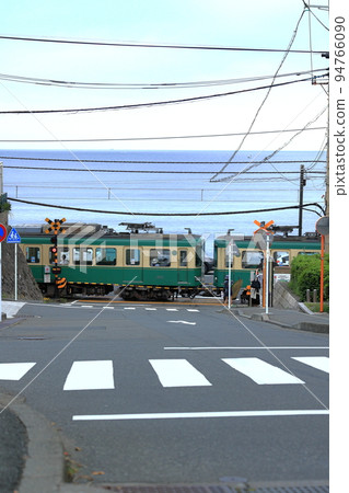 通過鐵路道口的江之電列車 通過鐵路道口的江之電列車 94766090