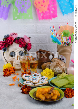 Traditional Day of the dead food 94766299