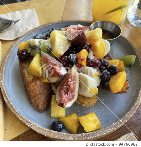 Eat cakes filled with figs and fruits at a stylish cafe 94766962